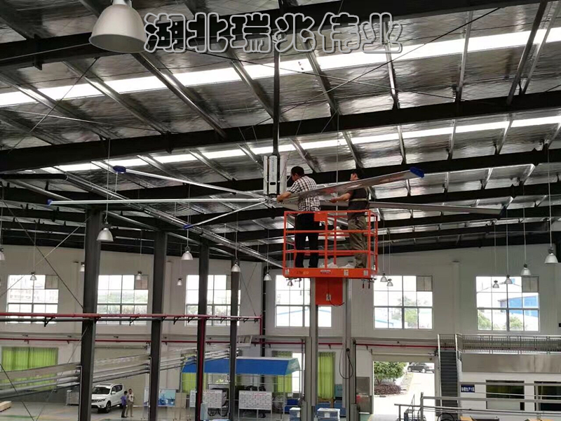 超大型工業吊扇、湖北瑞兆偉業通風降溫科技有限公司為17年專業通風降溫解決方案領航者,為數千家各大品牌企業提供鋼結構廠房通風降溫方案、大型工業風扇、物流倉儲大風扇、大吊扇、工業風扇、車間溫控設備、工業大吊扇、工業大風扇、工業節能風扇一站式服務及廠房車間通風降溫方案與廠房車間通風降溫設備.工業大風扇廠家服務熱線:400-7757-027."