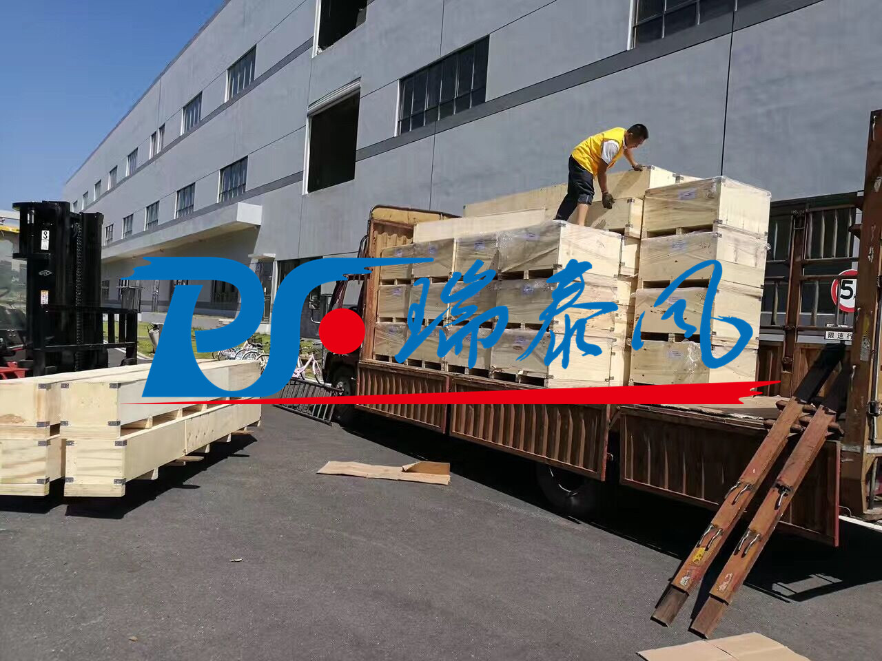 瑞泰風工業大風扇、鋼結構廠房通風降溫方案、廠房車間通風降溫方案、大型工業風扇、物流倉儲大風扇、大吊扇、工業風扇、廠房車間降溫設備、廠房車間通風設備、車間溫控設備、工業大吊扇、工業大風扇、工業節能風扇、湖北瑞兆偉業通風降溫科技有限公司、瑞泰風工業大風扇