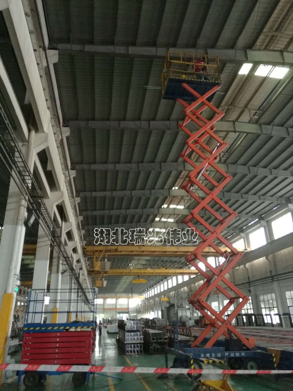 瑞泰風工業風扇、鋼結構廠房通風降溫方案、廠房車間通風降溫方案、大型工業風扇、物流倉儲大風扇、大吊扇、工業風扇、廠房車間降溫設備、廠房車間通風設備、車間溫控設備、工業大吊扇、工業大風扇、工業節能風扇、湖北瑞兆偉業通風降溫科技有限公司