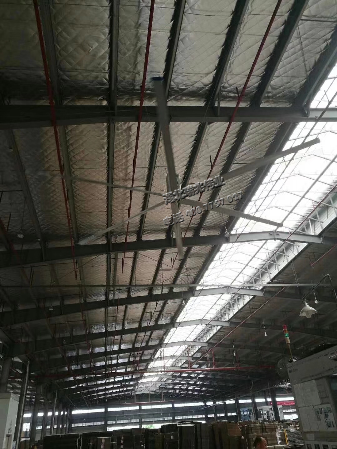 鋼結構廠房通風降溫方案、廠房車間通風降溫方案、大型工業風扇、物流倉儲大風扇、大吊扇、工業風扇、廠房車間降溫設備、廠房車間通風設備、車間溫控設備、工業大吊扇、工業大風扇、工業節能風扇、湖北瑞兆偉業通風降溫科技有限公司