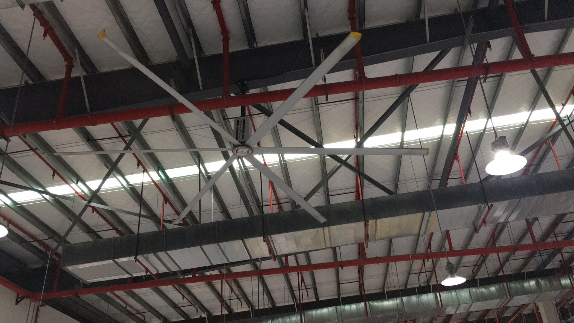 鋼結構廠房通風降溫方案、廠房車間通風降溫方案、大型工業風扇、物流倉儲大風扇、大吊扇、工業風扇、廠房車間降溫設備、廠房車間通風設備、車間溫控設備、工業大吊扇、工業大風扇、工業節能風扇、湖北瑞兆偉業通風降溫科技有限公司