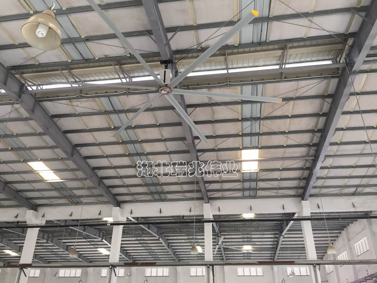 鋼結構廠房通風降溫方案、廠房車間通風降溫方案、大型工業風扇、物流倉儲大風扇、大吊扇、工業風扇、廠房車間降溫設備、廠房車間通風設備、車間溫控設備、工業大吊扇、工業大風扇、工業節能風扇、湖北瑞兆偉業通風降溫科技有限公司