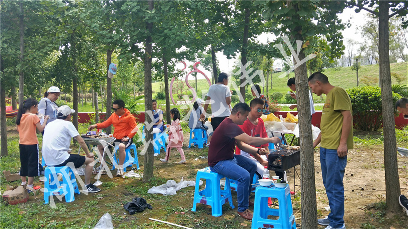湖北瑞兆偉業通風降溫科技有限公司公司在石榴紅村組織員工戶外聚餐活動